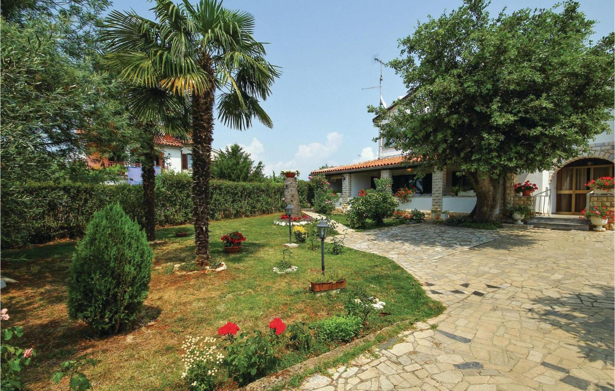 Beautiful Apartment In Porec With Wifi エクステリア 写真