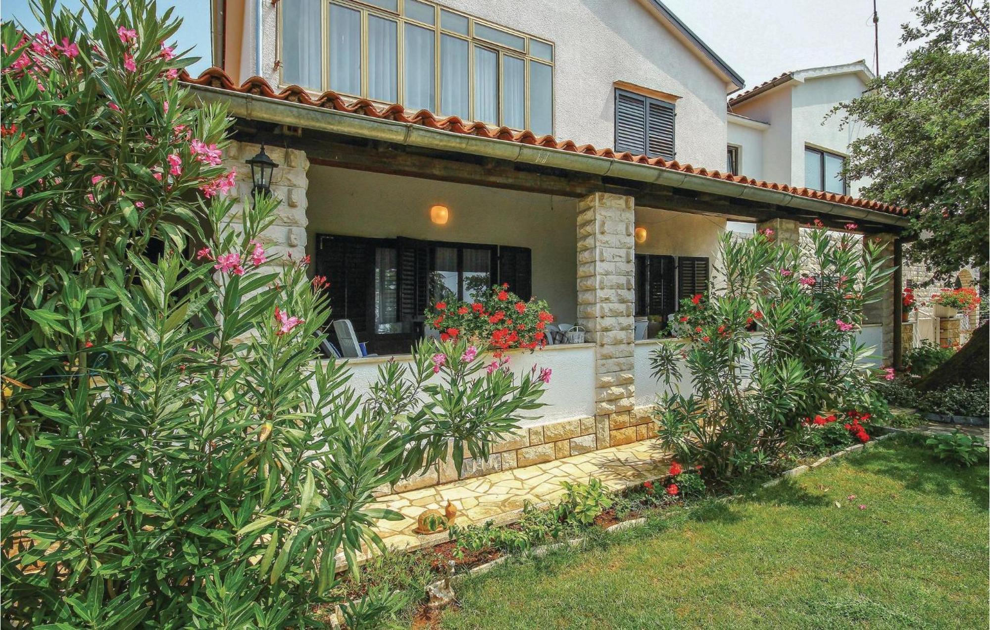 Beautiful Apartment In Porec With Wifi エクステリア 写真