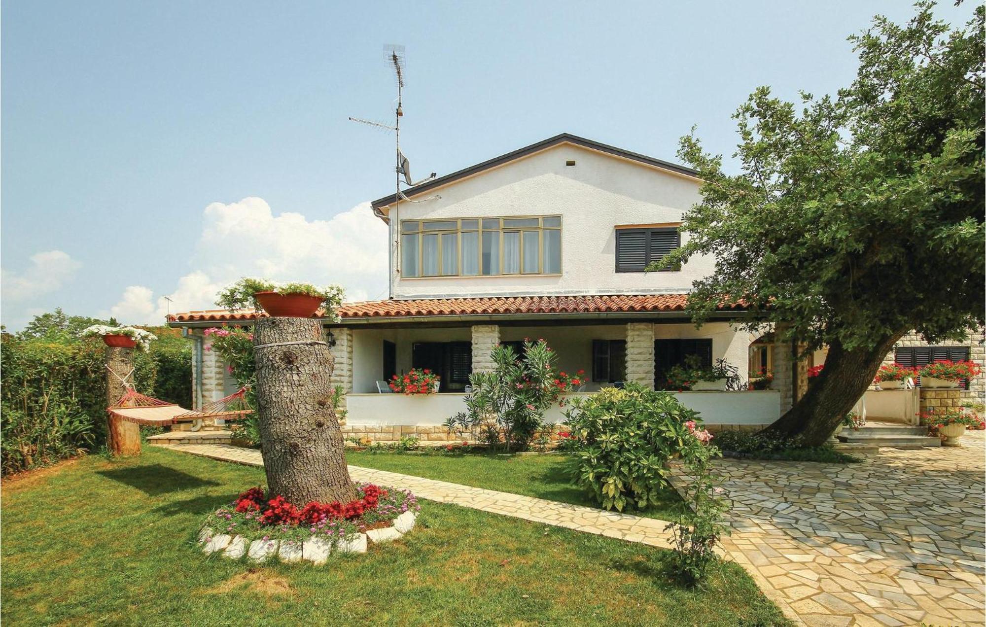Beautiful Apartment In Porec With Wifi エクステリア 写真
