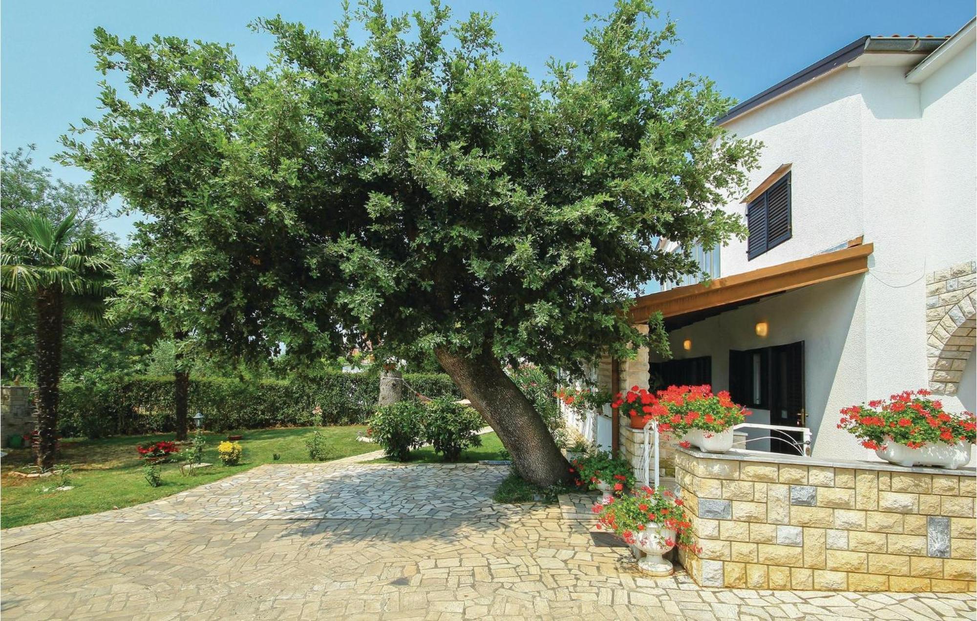 Beautiful Apartment In Porec With Wifi エクステリア 写真
